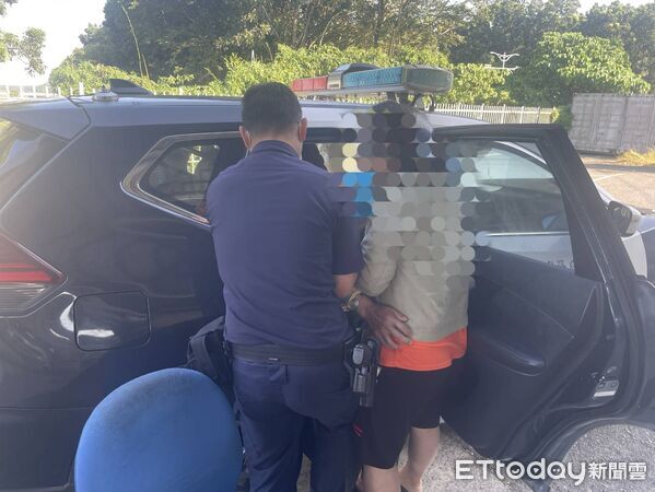 ▲東港警方送潘姓男子返家。(圖/記者陳崑福翻攝)
