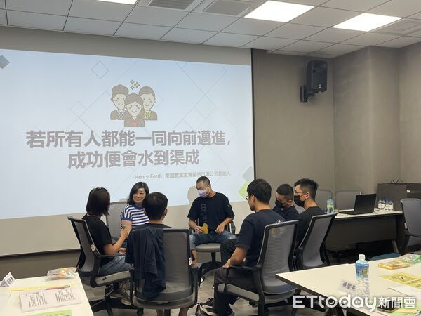 ▲雲嘉南分署啟動減班休息關懷服務,協助勞工申請補助與訓練資源。(記者林東良翻攝,下同)