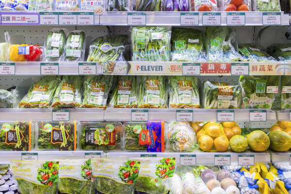 ▲▼超商搶攻降溫商機,紛紛推出保暖商品優惠。(圖/業者提供)