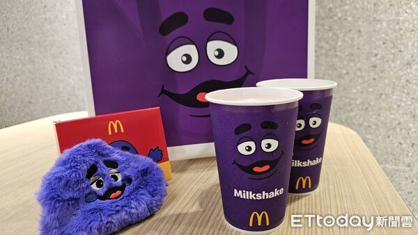 ▲▼麥當勞奶昔大哥回來了,「紫色絨毛包」同步開賣。(圖/記者呂佳賢攝)