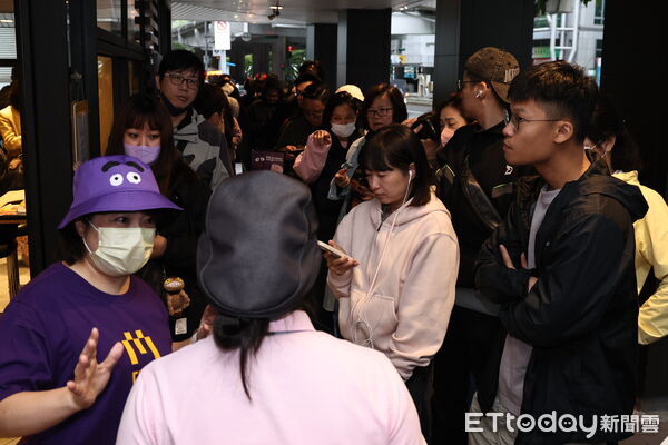 ▲▼麥當勞西湖店新口味奶昔開賣 。(圖/記者黃克翔攝)