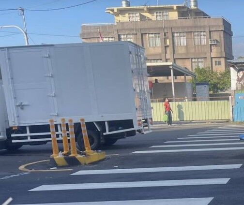 ▲彰化市彰南路庇護島連10次遭撞。(圖/警方提供)