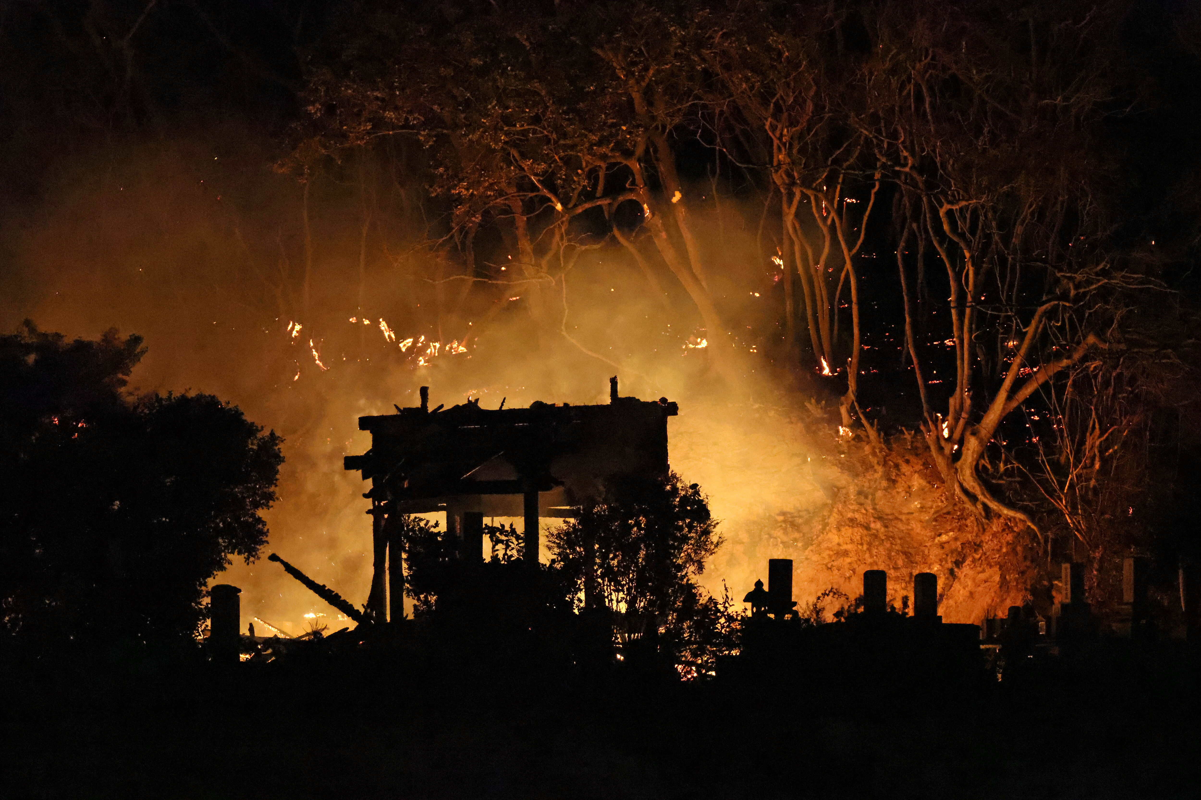 ▲▼ 日本大分大火狂燒20小時。(圖/達志影像/美聯社)