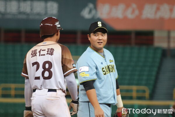 ▲▼韓東熙與張仁瑋在壘上互動。(圖/記者楊舒帆攝)