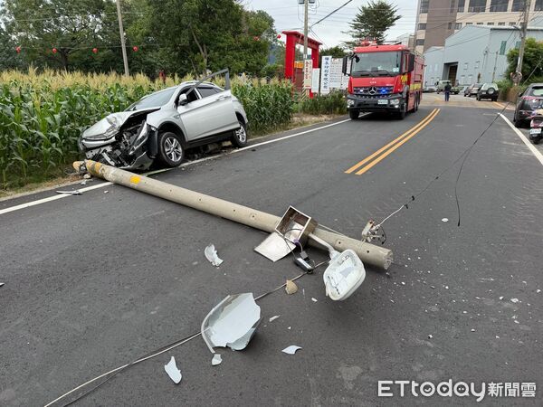 ▲▼自小客車撞斷電線桿橫躺路面。(圖/民眾提供,下同)