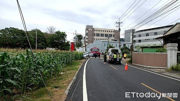 ▲▼自小客車撞斷電線桿橫躺路面。(圖/民眾提供,下同)