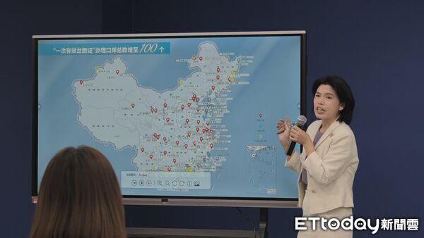 ▲▼ 大陸國台辦發言人朱鳳蓮(2025.11.19)、走下講台介紹一百個擴大一次性臺胞證口岸 。(圖/記者任以芳攝)