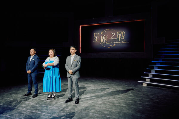 ▲黃偉晉(右)跟主廚溝通。(圖/三立提供)