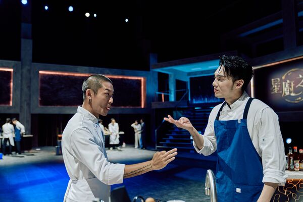 ▲黃偉晉(右)跟主廚溝通。(圖/三立提供)
