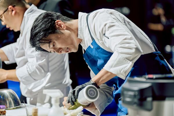 ▲黃偉晉(右)跟主廚溝通。(圖/三立提供)