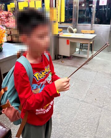 ▲▼溜溜球金氏世界紀錄楊元慶不慎遺失兒子背包,帶著兒子到土地公廟拜拜祈求找回寶可夢卡牌 。(圖/翻攝楊元慶臉書)