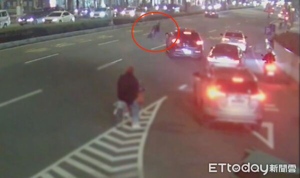 ▲▼警方調閱10支監視器發現撿拾背包的機車騎士 。(圖/記者陳以昇翻攝)