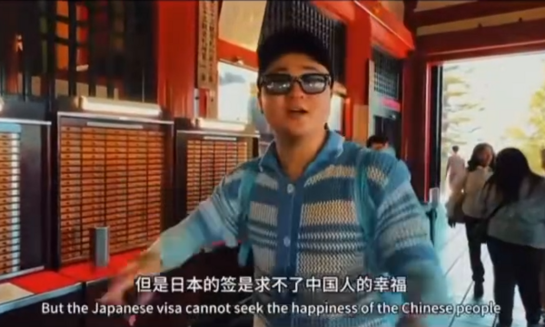 ▲▼陸男囂張用冥幣在淺草寺抽籤。(圖/翻攝自微博)