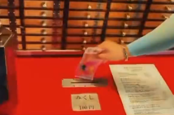 ▲▼陸男囂張用冥幣在淺草寺抽籤。(圖/翻攝自微博)