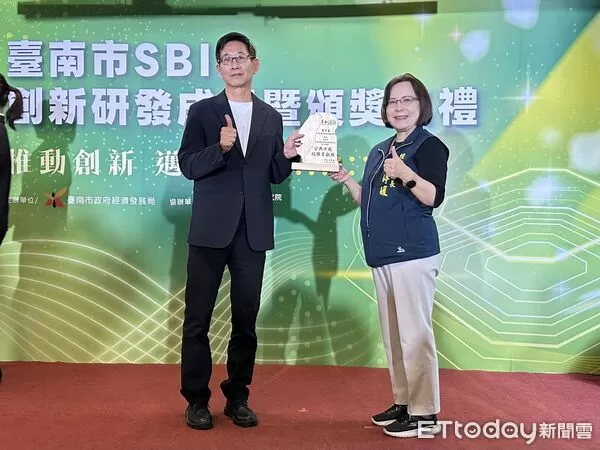 ▲中嘉寬頻|雙子星以「電視360宅家實境旅遊」服務奪下台南市SBIR公共示範服務貢獻獎。(記者林東良翻攝,下同)