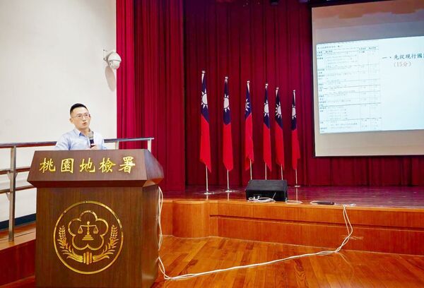 ▲桃園地院國民法官庭庭長黃柏嘉講述國民法官個案重點。(圖/桃園地檢署提供)