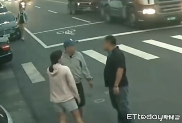 ▲差點擦撞惹禍!斗六仁義路上演「全武行」。(圖/記者游瓊華翻攝)