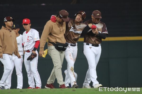 ▲▼蔡琞傑提前傷退,彭政閔攙扶。(圖/記者楊舒帆攝)