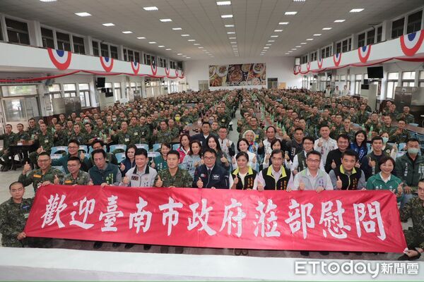 ▲台南市長黃偉哲進入137旅知義營區慰勞役男,親手致贈慰勞金與台南農特產品,現場暖意滿滿。(記者林東良翻攝,下同)