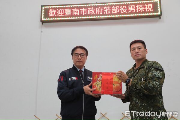 ▲台南市長黃偉哲進入137旅知義營區慰勞役男,親手致贈慰勞金與台南農特產品,現場暖意滿滿。(記者林東良翻攝,下同)
