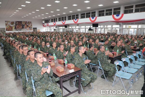 ▲台南市長黃偉哲進入137旅知義營區慰勞役男,親手致贈慰勞金與台南農特產品,現場暖意滿滿。(記者林東良翻攝,下同)