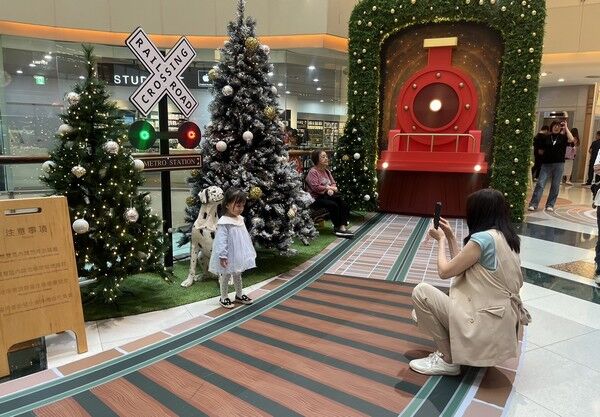 大江購物中心打造「聖誕夢幻車站」陪伴民眾迎接2026年