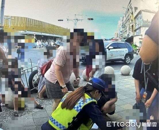 ▲東港警方助賴姓女子就醫。(圖/記者陳崑福翻攝)