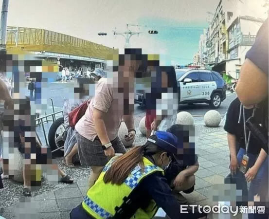 ▲東港警方助賴姓女子就醫。(圖/記者陳崑福翻攝)