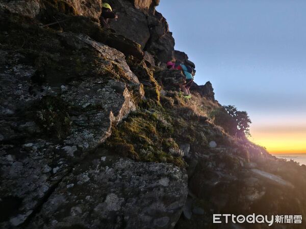 ▲女山友因脫隊受困在關山陡峭岩壁。(圖/記者吳世龍翻攝)