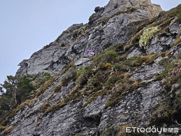 ▲女山友因脫隊受困在關山陡峭岩壁。(圖/記者吳世龍翻攝)