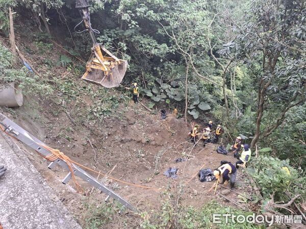 ▲▼ 高雄月世界後「田寮又見垃圾山」!也是台南來的 研判同集團所為。(圖/記者賴文萱翻攝)