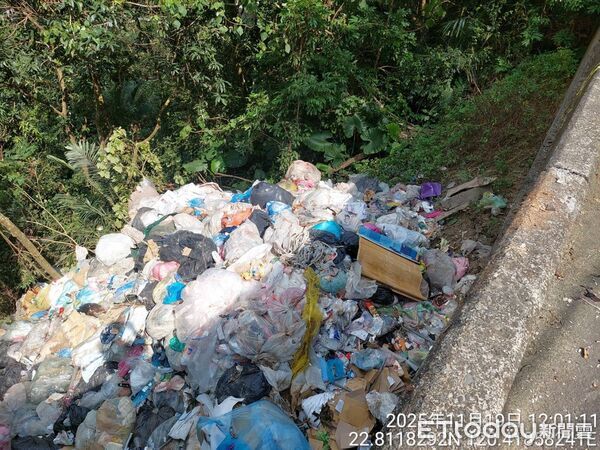 ▲▼ 高雄月世界後「田寮又見垃圾山」!也是台南來的 研判同集團所為。(圖/記者賴文萱翻攝)