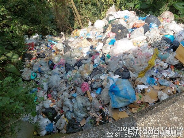 ▲▼ 高雄月世界後「田寮又見垃圾山」!也是台南來的 研判同集團所為。(圖/記者賴文萱翻攝)