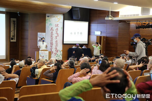 ▲▼花蓮慈濟醫院舉辦「中西醫合療,逆轉惡視力」健康講座,由眼科醫師和中醫師傳授正確護眼之道。(圖/慈濟醫學中心提供,下同)