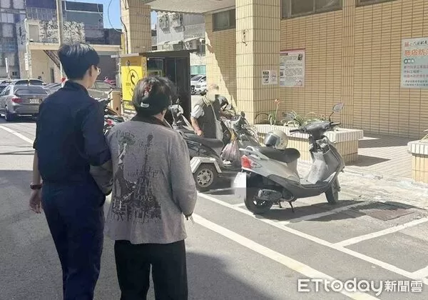 ▲郭姓婦人忘記騎機車回家,誤認遭竊,員警陪同在路邊停車格尋回。(圖/大園警分局提供)