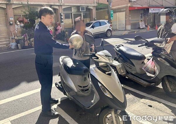 ▲郭婦感謝警方幫她迅速尋回機車。(圖/大園警分局提供)