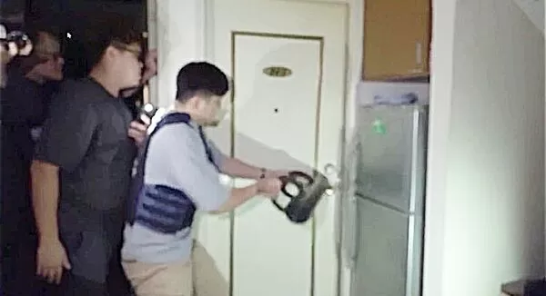 ▲桃園市警局刑警大隊16日晚間會同龜山警方在龜山區某租屋處攻堅破門,查獲李姓男子涉嫌製造「喪屍煙彈」與改造手槍案。(圖/桃園市警局刑大提供)