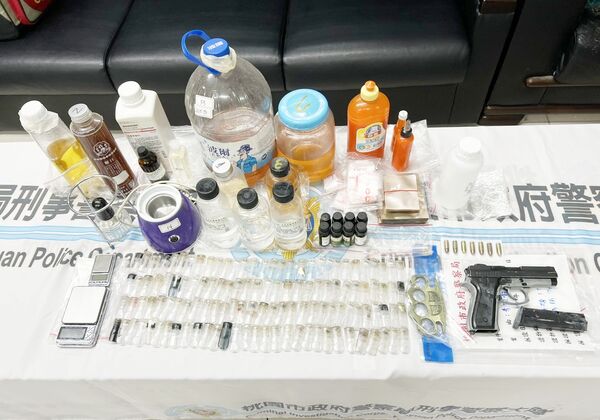 ▲桃園市警局刑警大隊等專案小組16日晚間會同龜山警方在龜山區租屋處攻堅,查獲李姓男子涉嫌製造「喪屍煙彈」與改造手槍,現場起出證物。(圖/桃園市警局刑大提供)