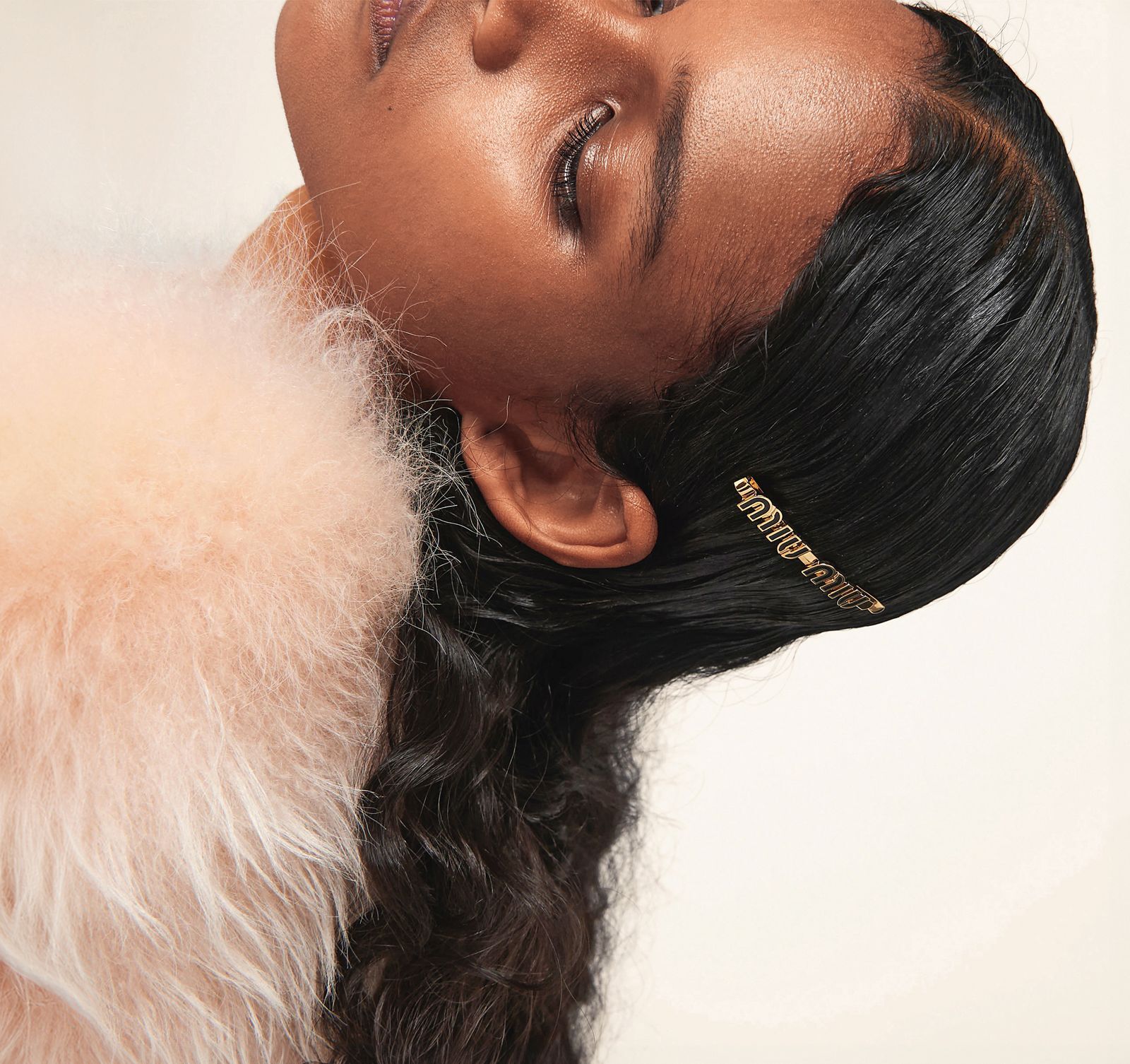 Logo搪瓷金屬髮夾 NT$12,500(翻攝自Miu Miu官網)