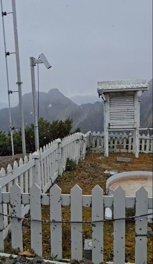 ▲▼玉山初雪。(圖/氣象署提供)