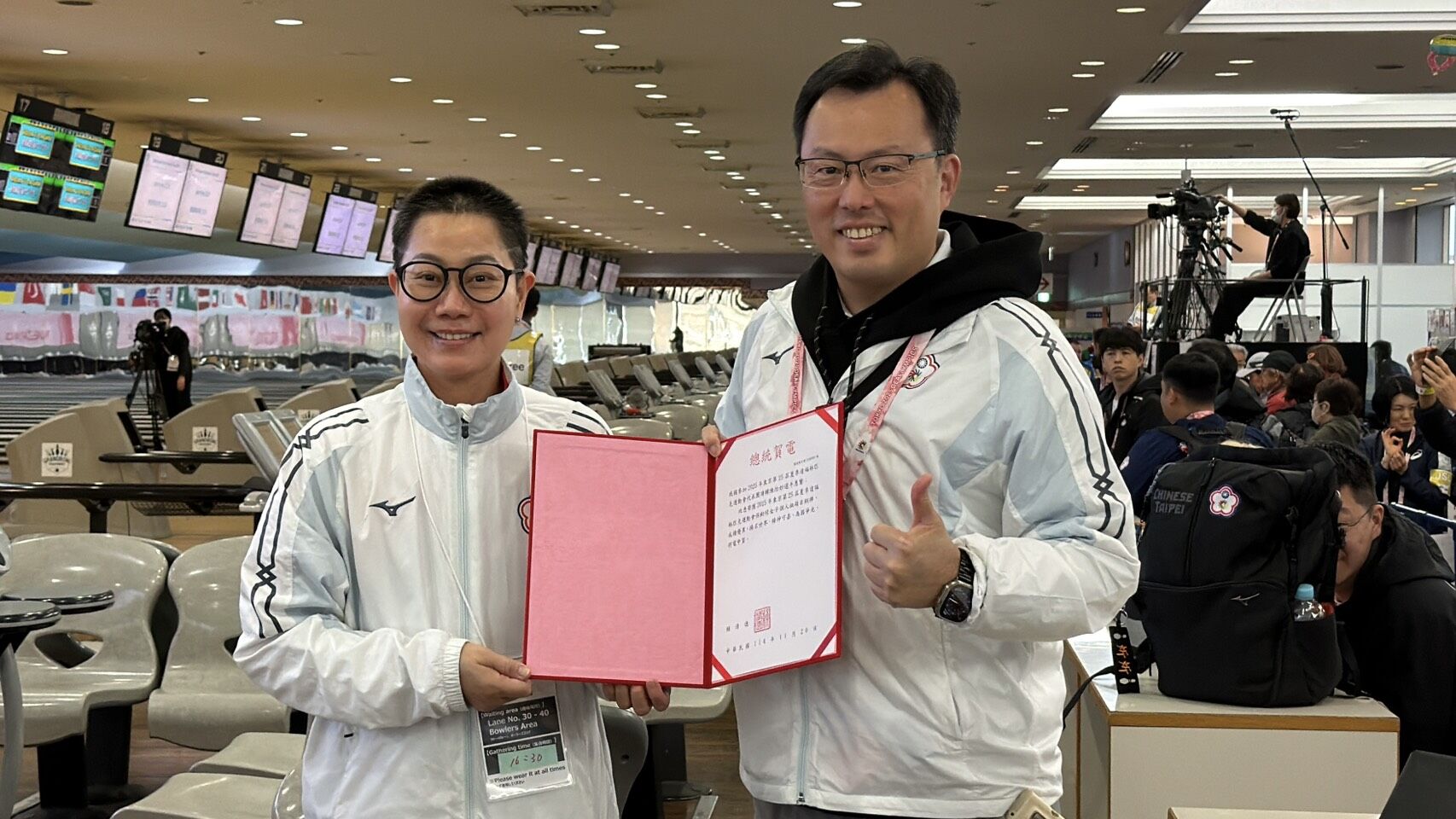 ▲▼保齡球代表隊陳怡妙選手獲得銅牌也是聽奧個人賽首面獎牌;保齡球代表隊林雅琴選手與韓國對手激戰至決勝局,以1比2比惜敗獲銅。(圖/運動部提供)