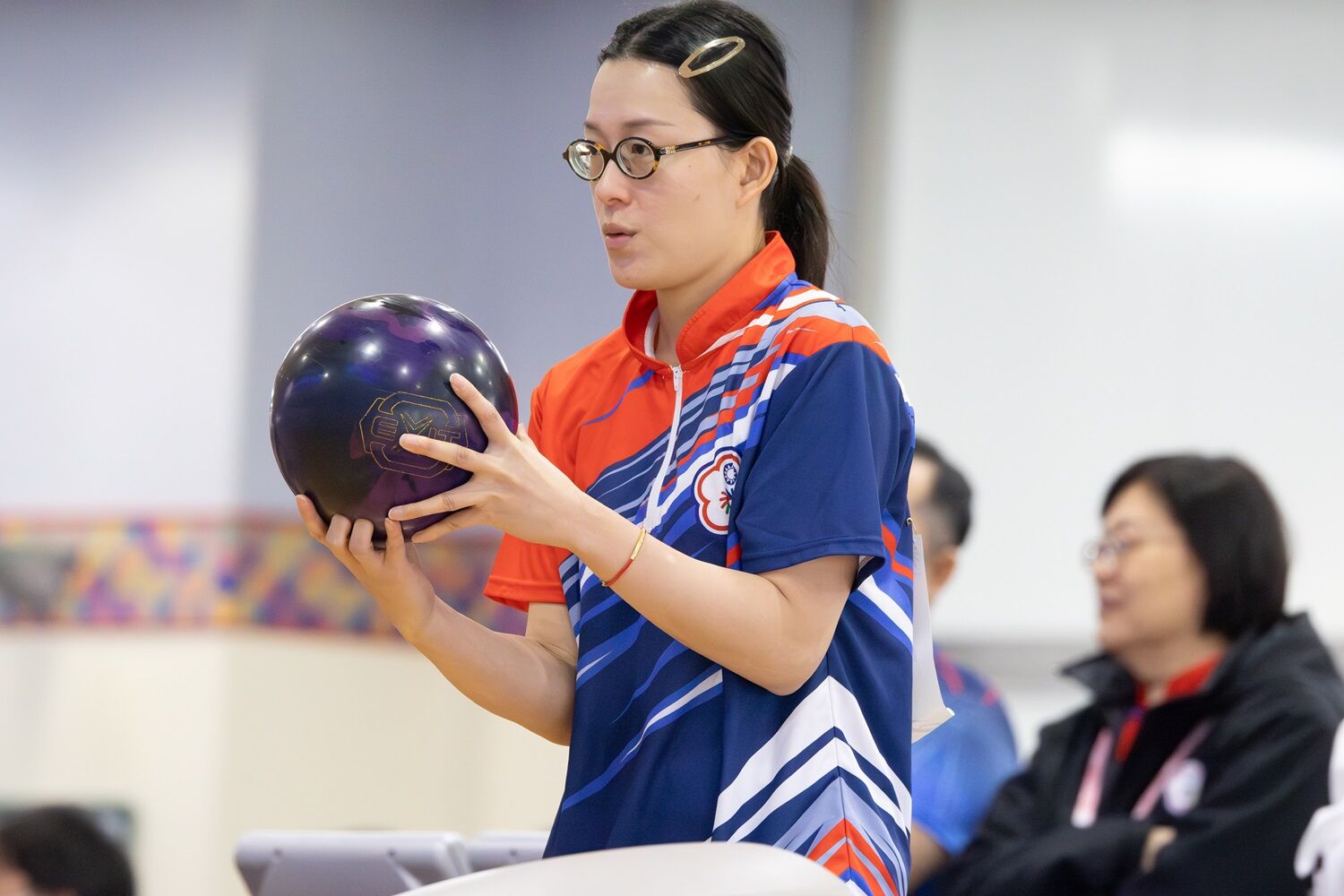 ▲▼保齡球代表隊陳怡妙選手獲得銅牌也是聽奧個人賽首面獎牌;保齡球代表隊林雅琴選手與韓國對手激戰至決勝局,以1比2比惜敗獲銅。(圖/運動部提供)