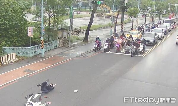 ▲張員返回派出所途中,與迴轉車輛發生碰撞倒地。(圖/記者陸運陞翻攝)