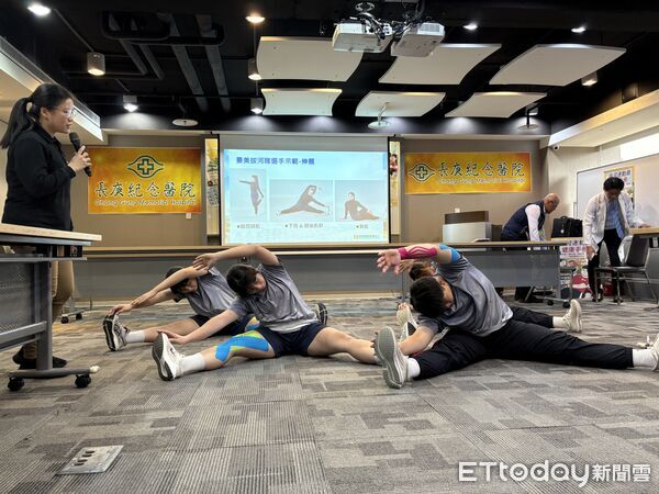 ▲▼長庚醫療財團法人首發拔河運動公益專冊,跨領域合作為拔河運動築起健康防線。(圖/記者洪巧藍攝)