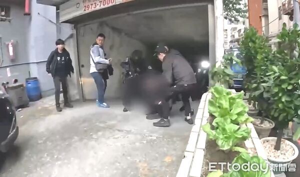 ▲鄭男準備開車離開旅館,遭警方攔下逮捕。(圖/記者陸運陞翻攝)