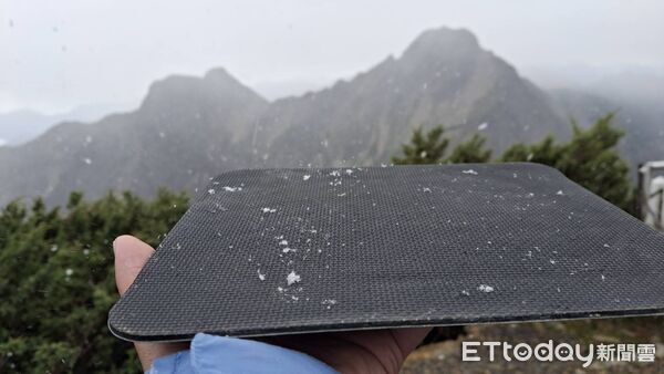 ▲玉山降下入秋以來第一場雪。(圖/玉山國家公園管理處提供)