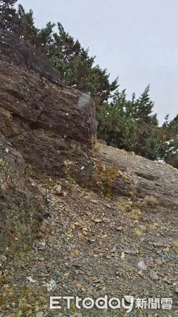 ▲▼玉山氣象站於中午12時25分觀測到降雪。(圖/玉山國家公園管理處提供)