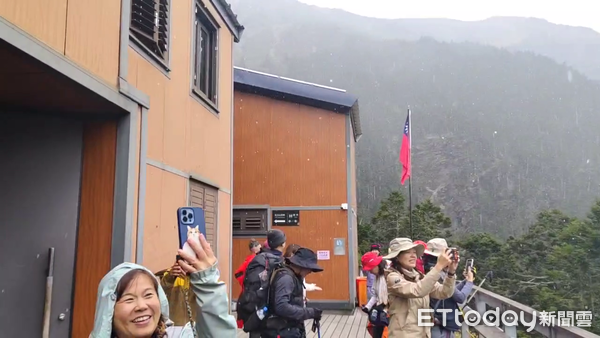 ▲玉山降下入秋以來第一場雪。(圖/玉山國家公園管理處提供)