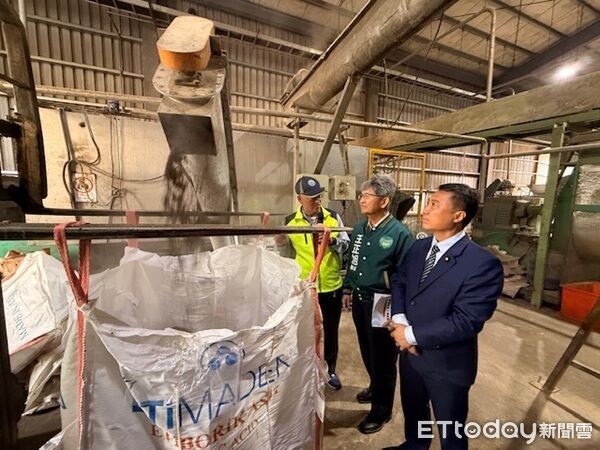 ▲▼廚餘從攪碎脫水至預拌到專利酵素以至乾燥熟成技術只要3小時可完成有機肥料及營養液。(圖/記者楊熾興攝)