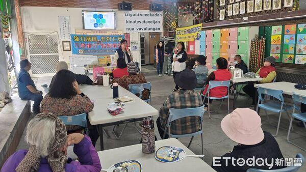 ▲法務部行政執行署屏東分署到瑪家鄉中村部落文健站打詐宣導。(圖/屏東執行分署提供)